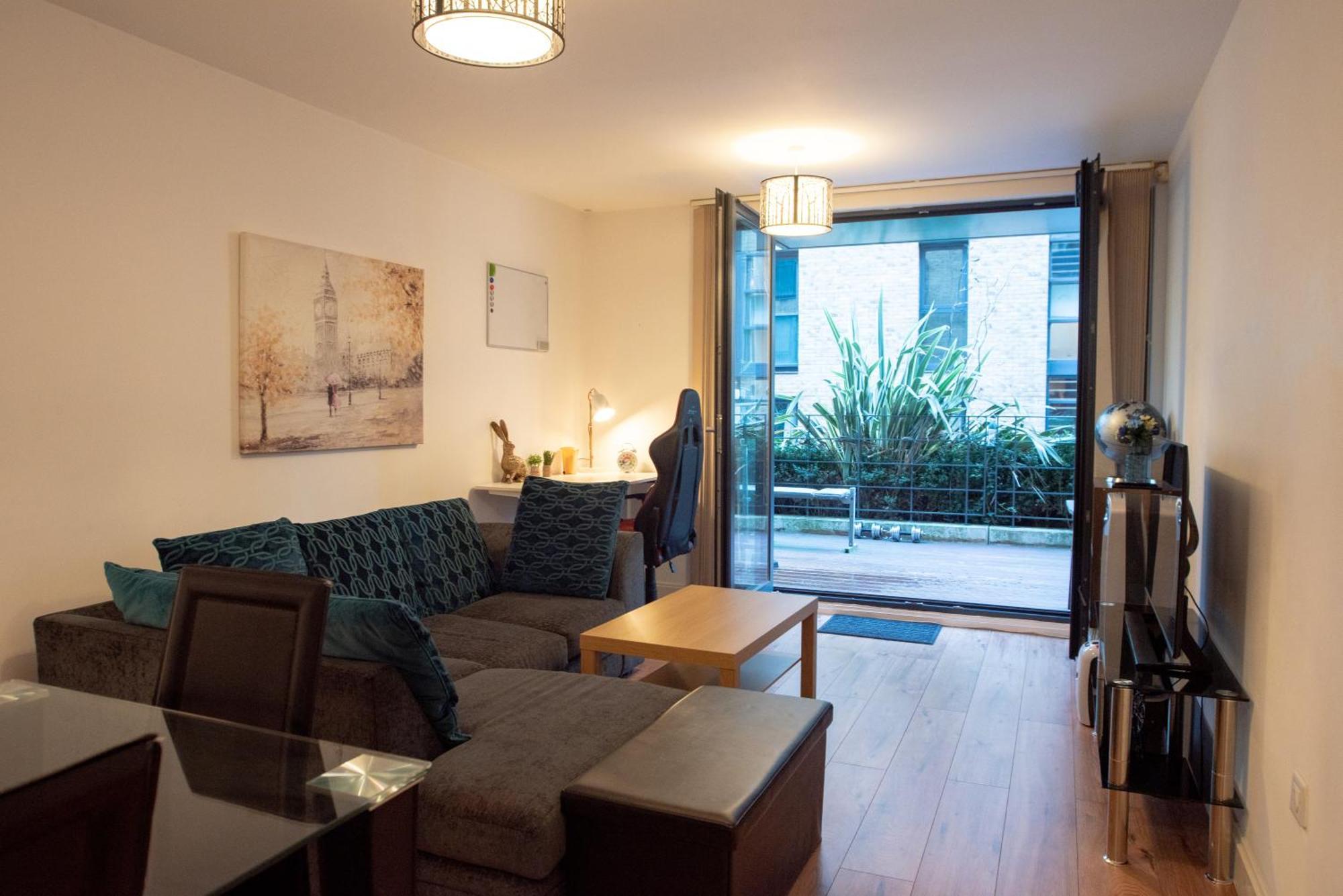 Spacious 1 Bed Apartment With Workspace, Coffee & Free Secure Parking Бирмингам Екстериор снимка