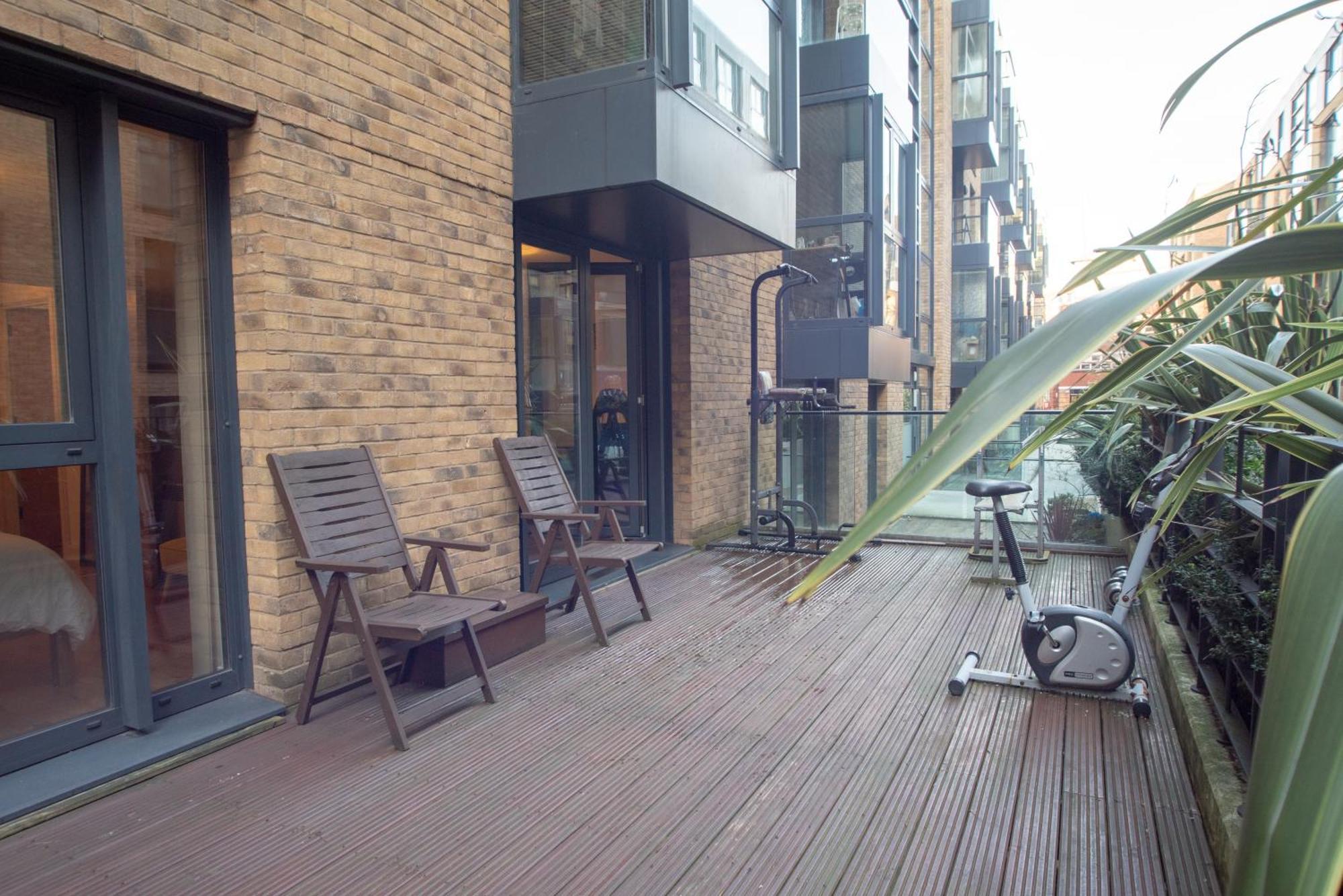Spacious 1 Bed Apartment With Workspace, Coffee & Free Secure Parking Бирмингам Екстериор снимка