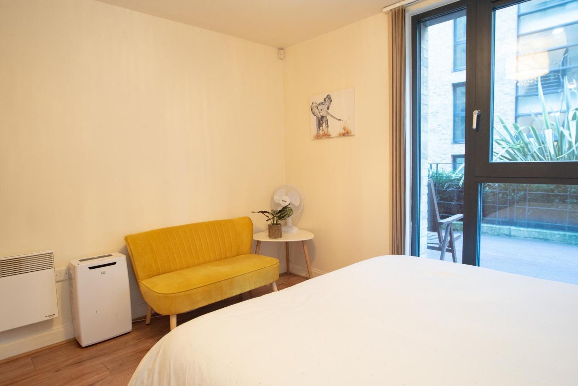 Spacious 1 Bed Apartment With Workspace, Coffee & Free Secure Parking Бирмингам Екстериор снимка
