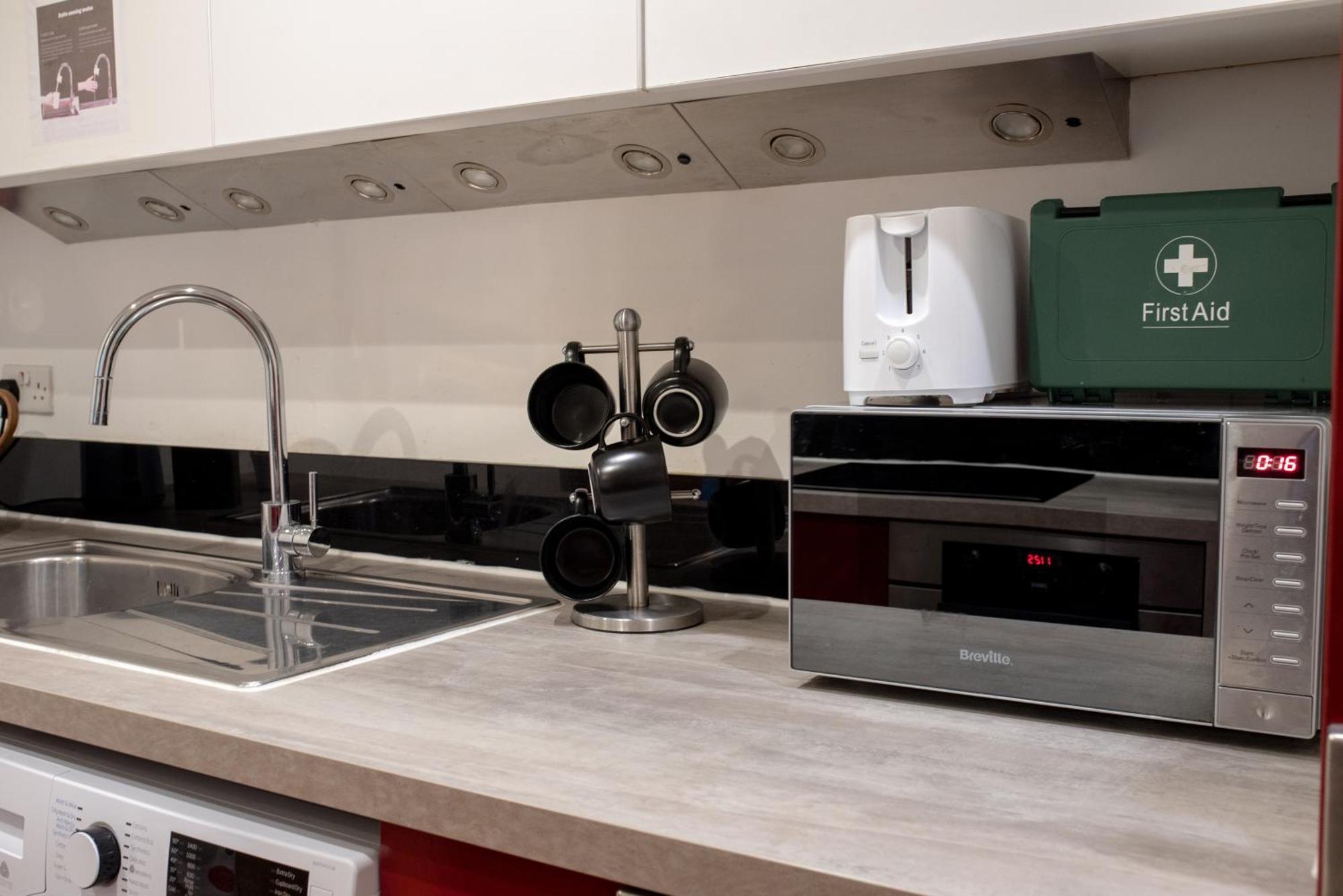 Spacious 1 Bed Apartment With Workspace, Coffee & Free Secure Parking Бирмингам Екстериор снимка