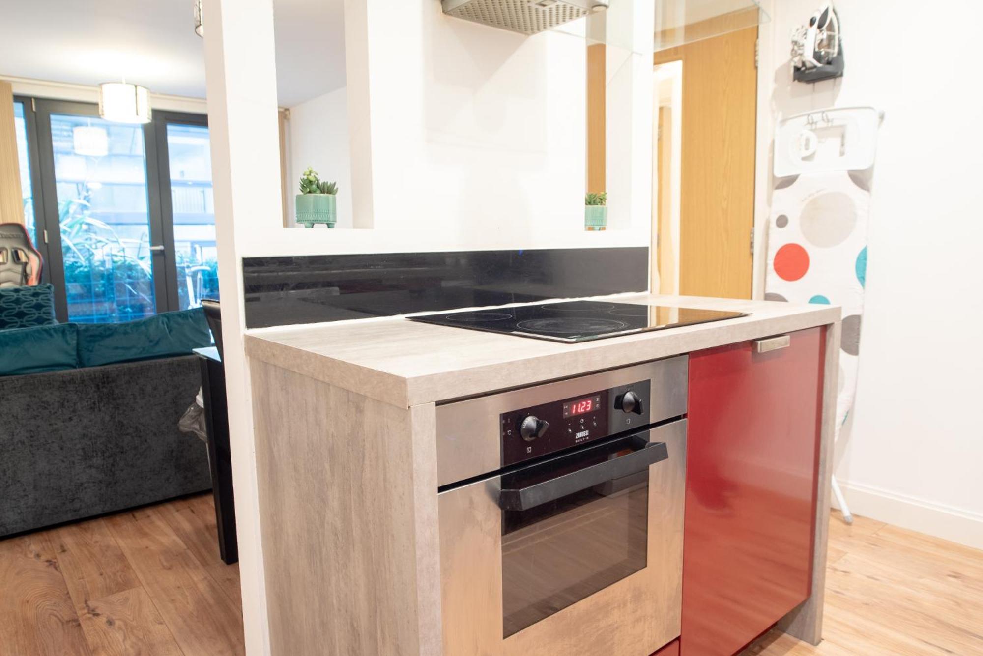 Spacious 1 Bed Apartment With Workspace, Coffee & Free Secure Parking Бирмингам Екстериор снимка