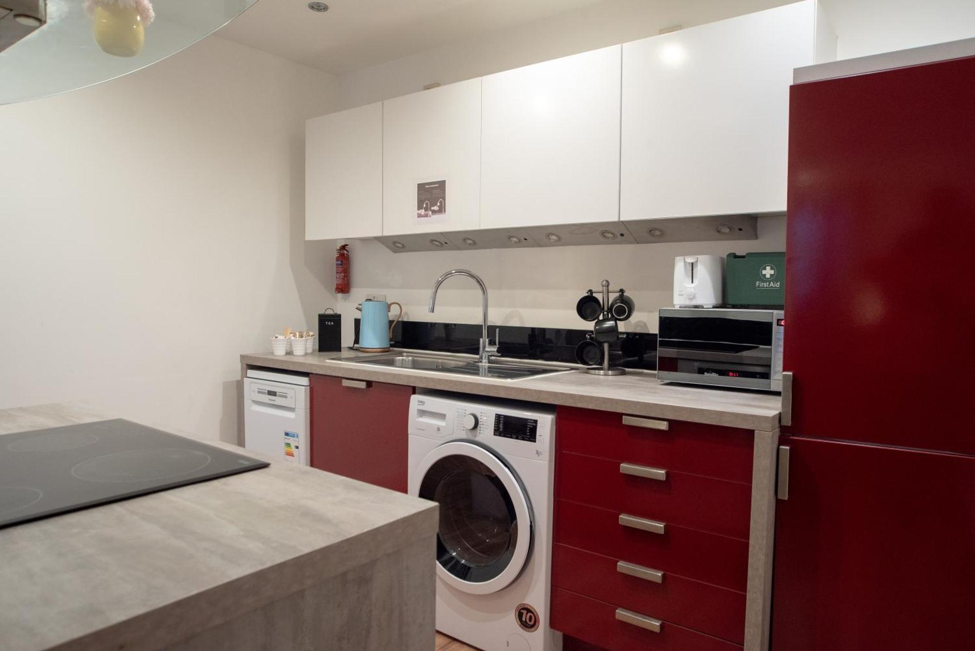 Spacious 1 Bed Apartment With Workspace, Coffee & Free Secure Parking Бирмингам Екстериор снимка
