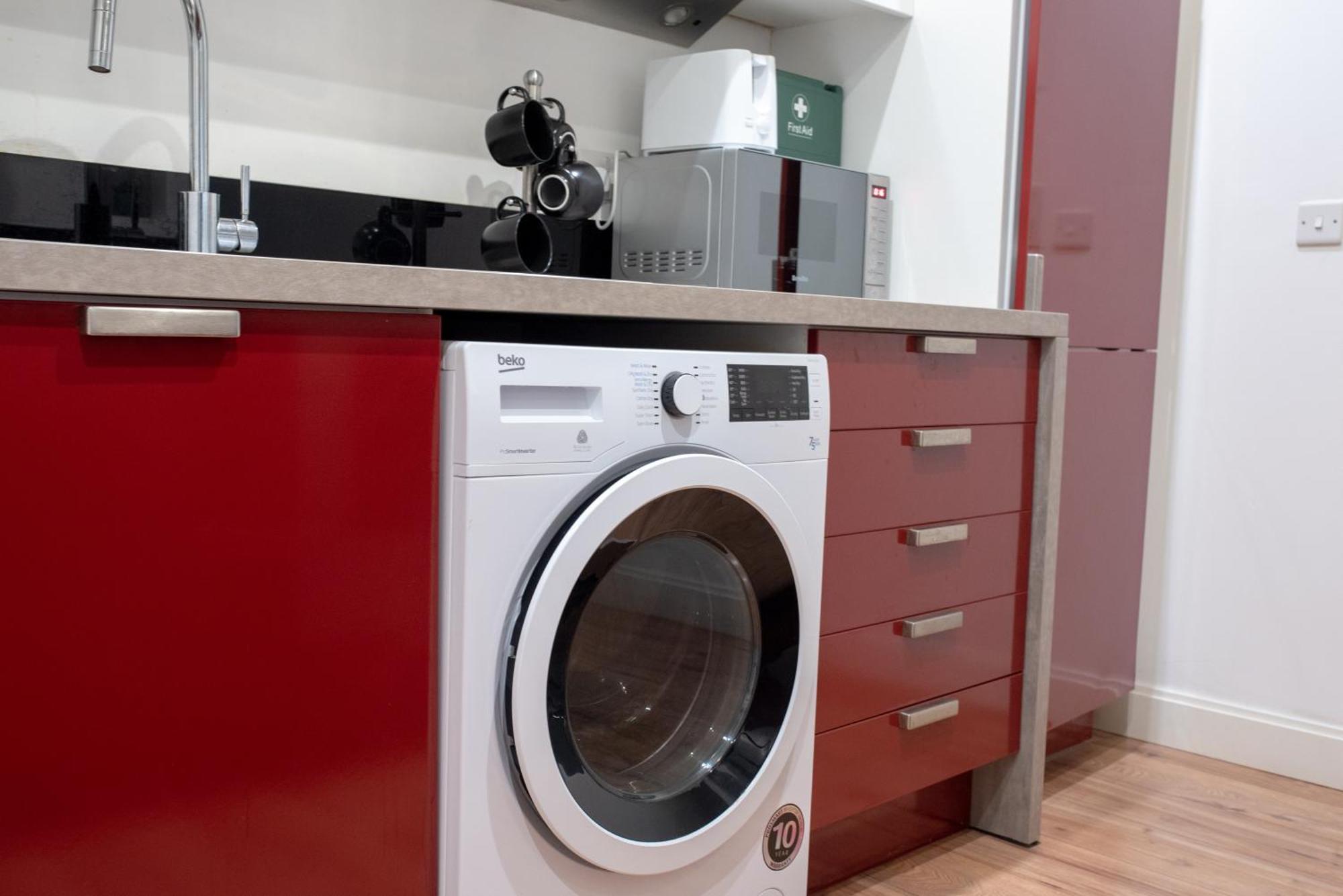 Spacious 1 Bed Apartment With Workspace, Coffee & Free Secure Parking Бирмингам Екстериор снимка