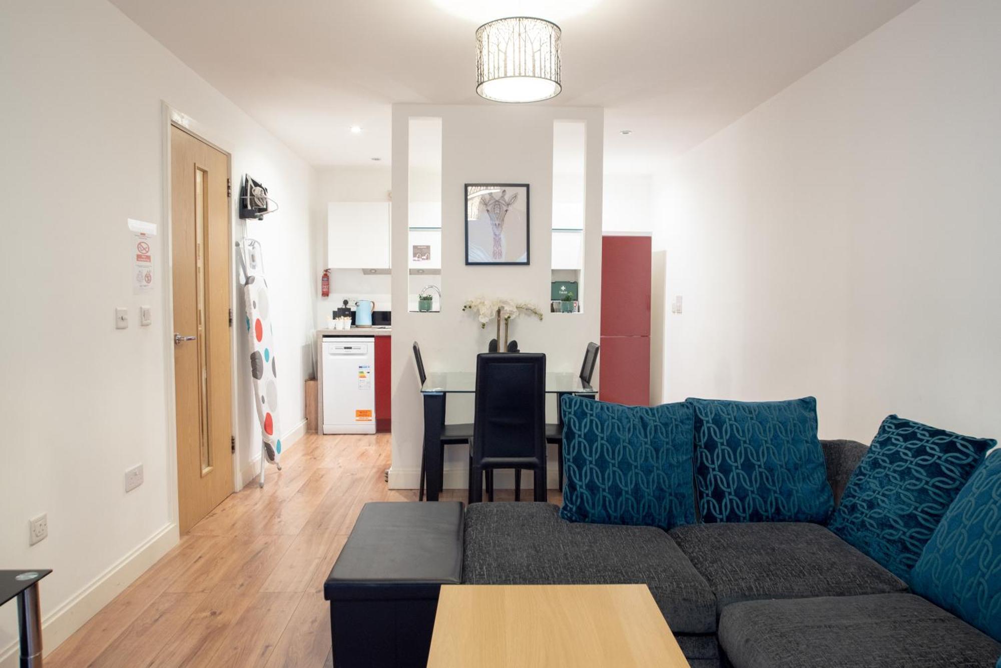 Spacious 1 Bed Apartment With Workspace, Coffee & Free Secure Parking Бирмингам Екстериор снимка