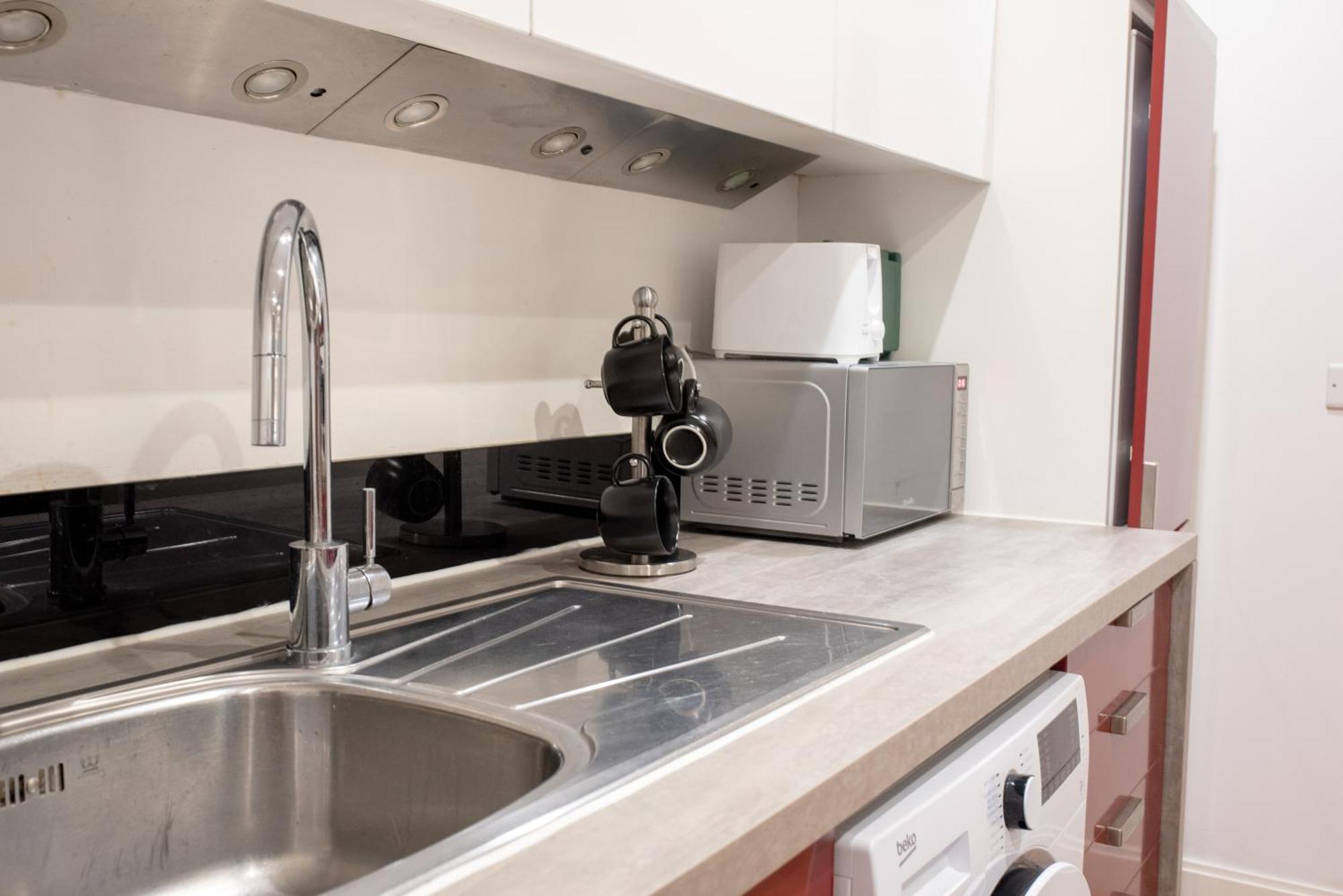 Spacious 1 Bed Apartment With Workspace, Coffee & Free Secure Parking Бирмингам Екстериор снимка