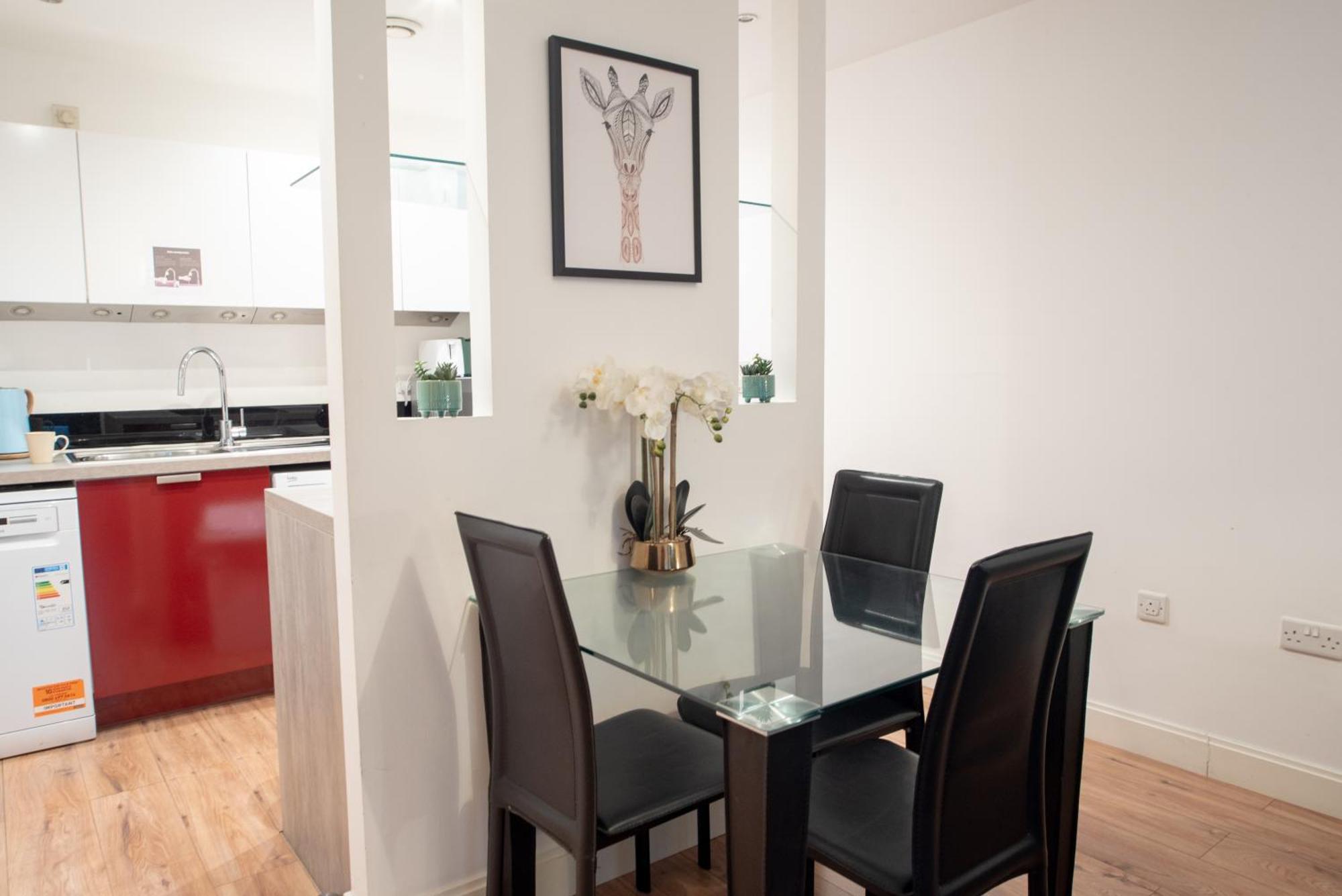 Spacious 1 Bed Apartment With Workspace, Coffee & Free Secure Parking Бирмингам Екстериор снимка